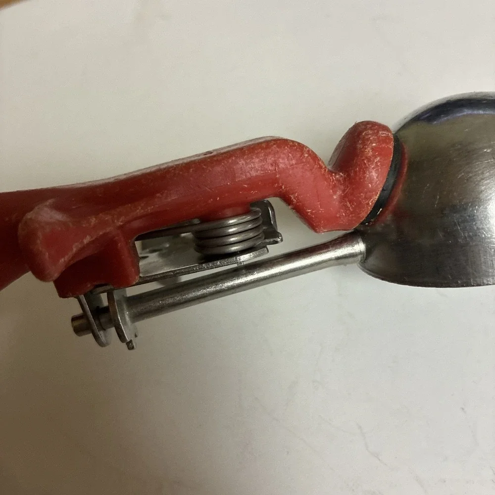 Vollrath Scoop #24 Red 1 1/3 oz Thumb Press Disher Ice Cream Scoop‎ USA Vintage